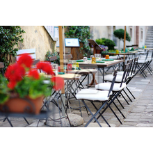 Фотообои с уличным кафе в итальянском городке