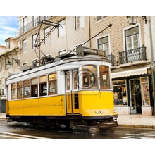 Фотообои с желтым португальским трамваем