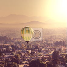 Фотообои - Воздушный шар над городом