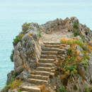 Фотообои с лестницей на скале у моря