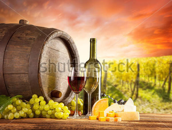 Фотообои с винной бочкой на фоне поля виноградников