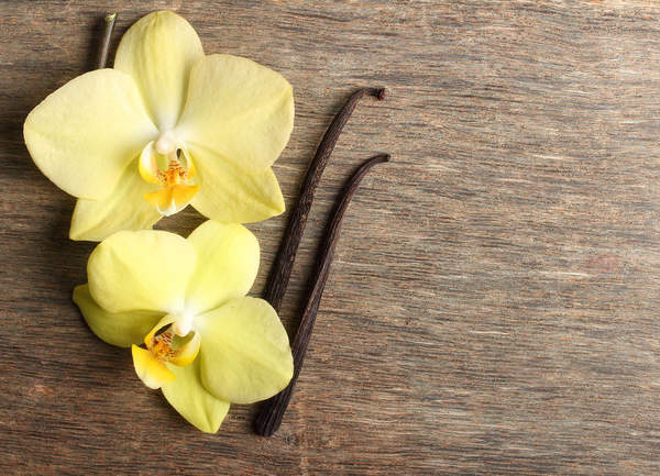 Орхидеи на деревянном фоне