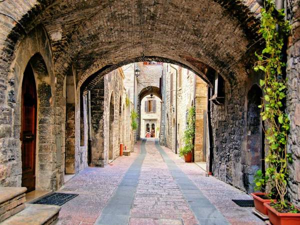Фотообои с арочной средневековой улицей