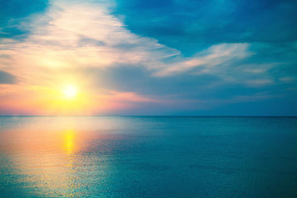 Фотообои с волшебным восходом солнца над морем