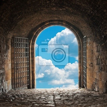 Фотообои со старинной аркой и видом на небо