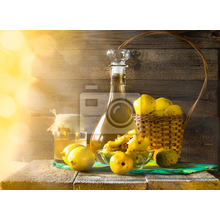 Фотообои - Бутыль алкоголя с нарезанными фруктами