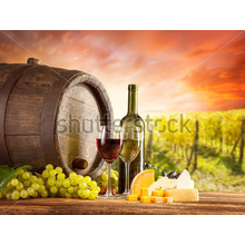 Фотообои с винной бочкой на фоне поля виноградников