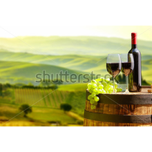 Фотообои с виноградом и красным вином в деревянной бочке