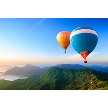 Фотообои с воздушными шарами над горами