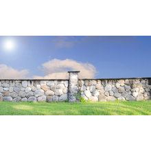 Фотообои с каменным забором и зеленой травой на фоне голубого неба