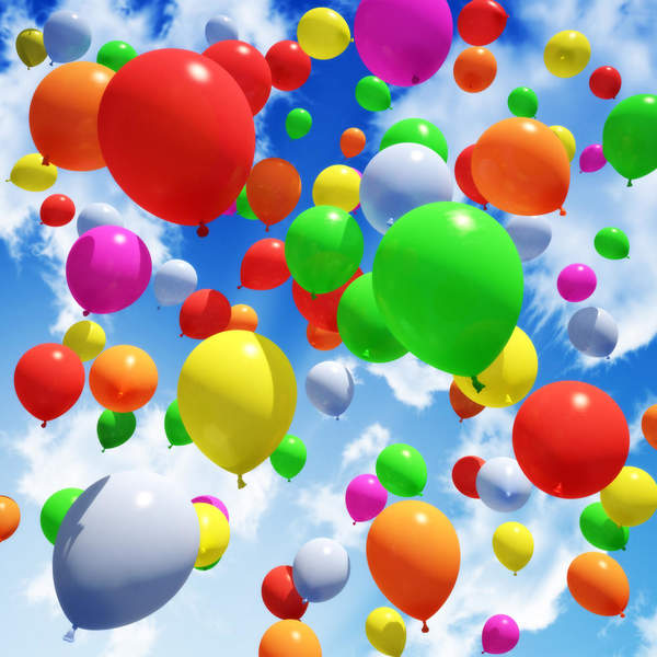Фотообои с разноцветными шарами в небе артикул 10005191