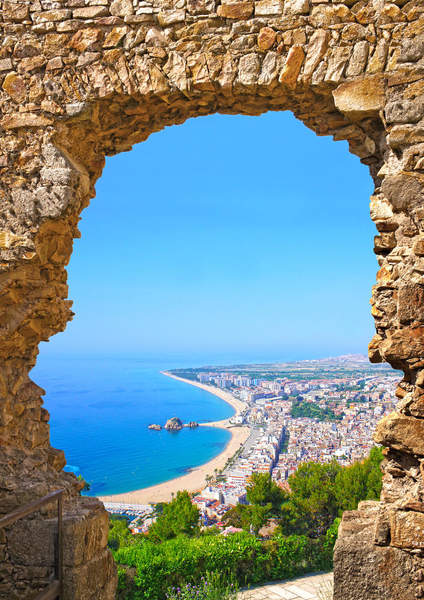 Фотообои "Вид на испанский пляж через каменную арку" артикул 10008973