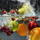 Фотообои с фруктами и овощами в воде